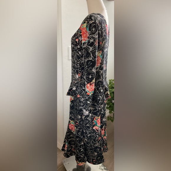 Black and White Sheath Dress with Cuffed Long Sleeves - Picture 7 of 8